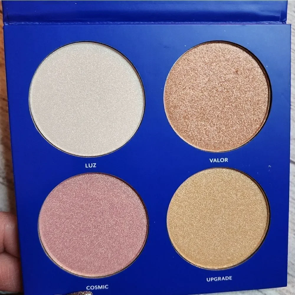 Tresluce Beauty highlighter palette.